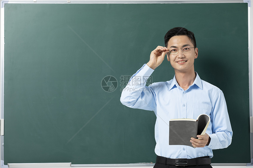 黑板前的男性教师讲课图片