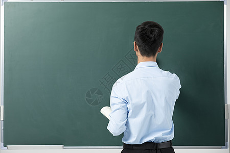 黑板前的男性教师讲课背影图片