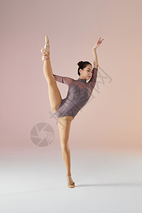 年轻美女艺术体操动作图片