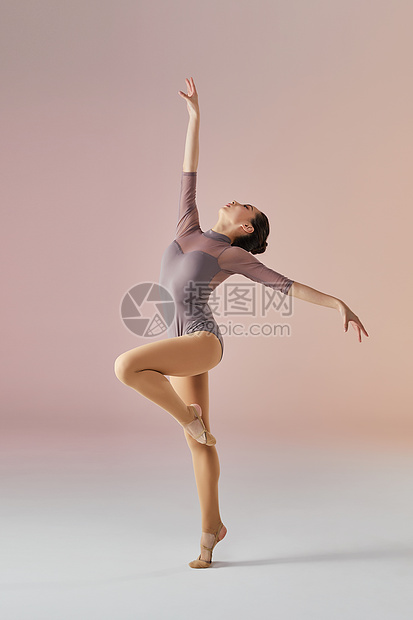 年轻美女舞蹈动作高清图片下载 正版图片 摄图网