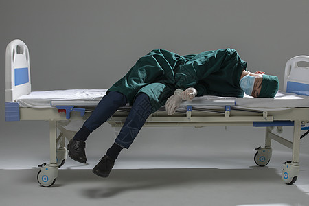 热射病男性手术服医生瘫倒在病床上背景