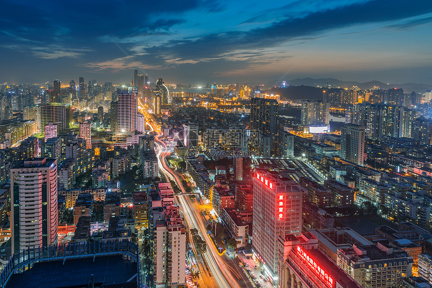 厦门莲坂城市道路车流夜景图片