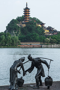 镇江金山寺下的白娘子和许仙雕塑背景图片