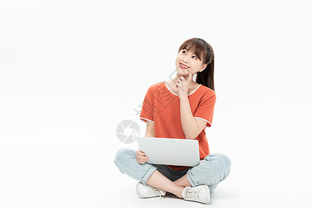 美女坐地上用笔记本电脑网购图片
