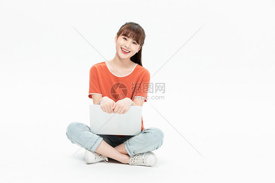 美女坐地上用笔记本电脑网购图片
