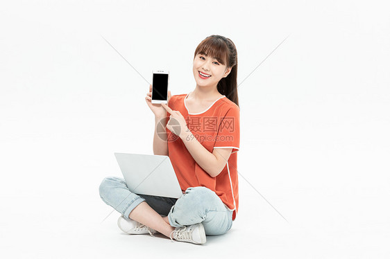 美女坐地上网购展示手机图片