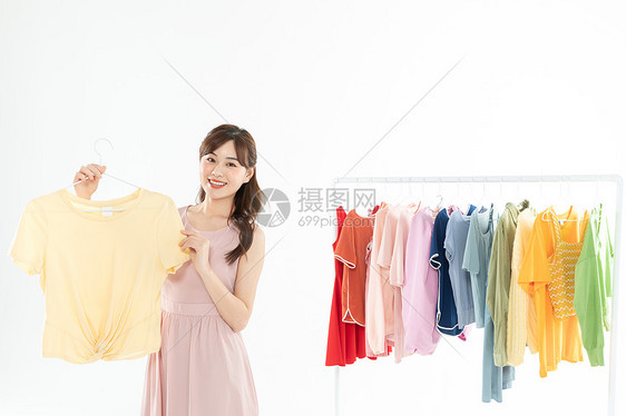 时尚美女主播直播挑选衣服图片