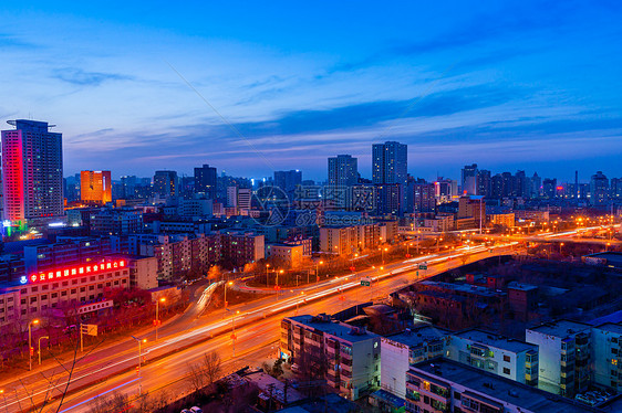 新疆乌鲁木齐夜晚城市车轨慢门风光摄影图片