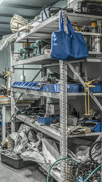 汽车维修厂工具间