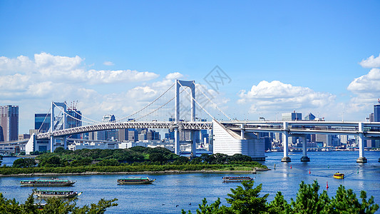 蓝天白云下的日本东京台场彩虹大桥图片