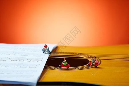 创意静物音乐吉他小人微距图片