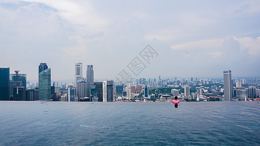 新加坡金沙酒店顶楼的无边泳池背景图片