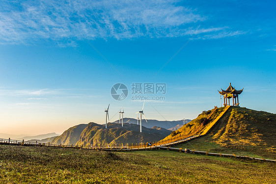 贵州六盘水乌蒙大草原山顶晴空万里平原上亭子图片