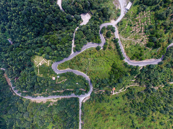 俯拍蜿蜒盘山山路图片