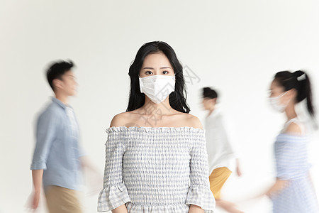 行走模特戴口罩防护疫情的年轻女性背景