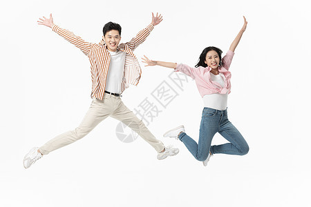 活力青年男女大学生跳跃动作图片