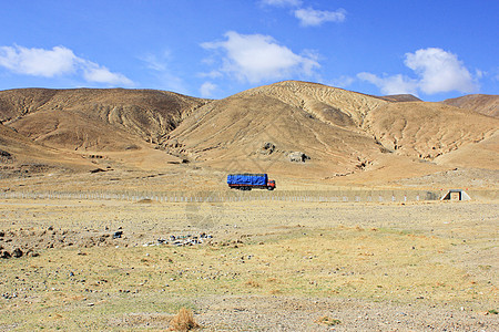 西藏318国道上的卡车图片
