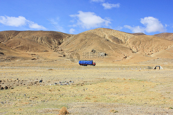 西藏318国道上的卡车图片