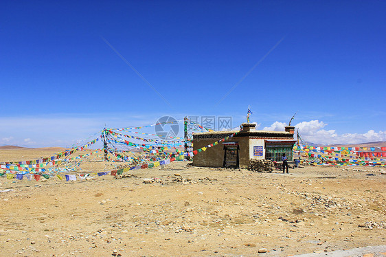 青藏高原上传统藏民房屋图片