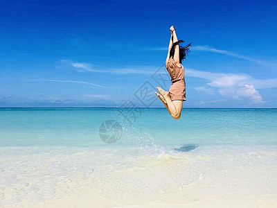 美人鱼岛海边跳跃的女孩图片