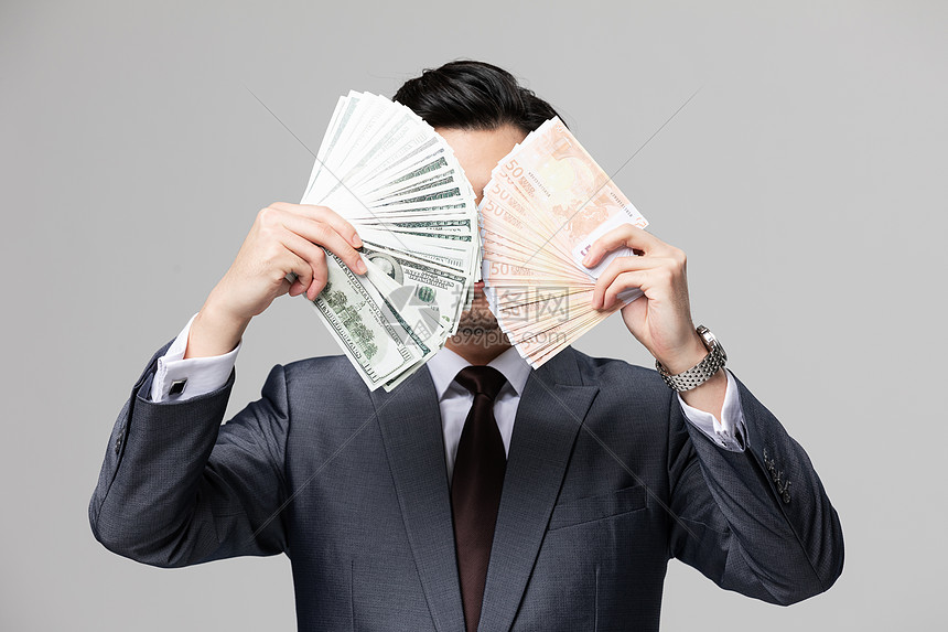 商务男性拿钞票投资理财图片