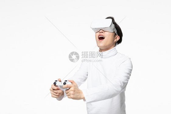 年轻男士使用VR眼镜玩游戏图片