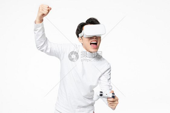 年轻男士使用VR眼镜玩游戏图片