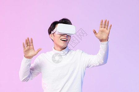 年轻男士体验VR眼镜图片