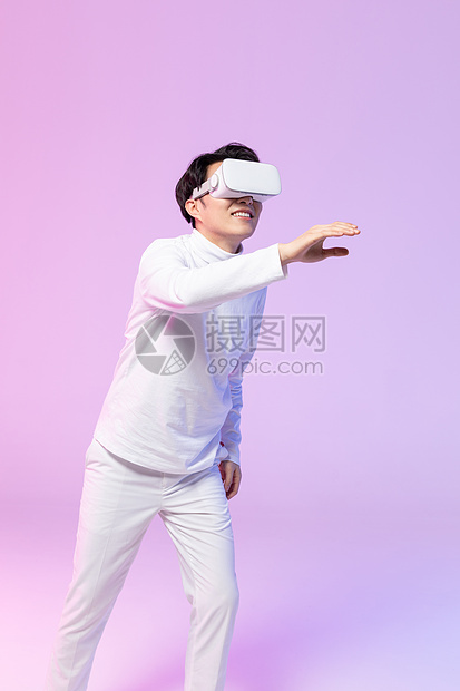 年轻男士体验VR眼镜图片