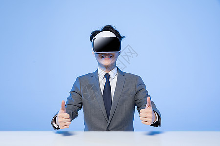 商务男士体验VR眼镜点赞图片