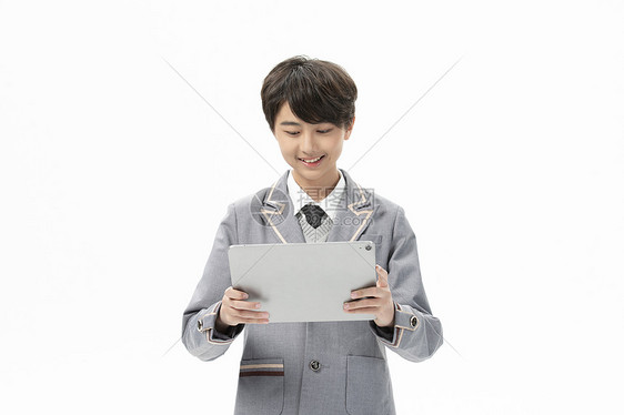 手拿平板电脑上网课的男孩图片