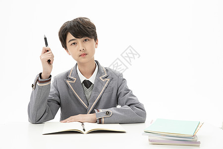 学生写字红色背景