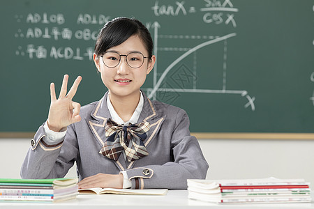 在课堂上学习的初中生女孩形象图片