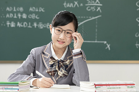 在课堂上学习的初中生女孩形象图片