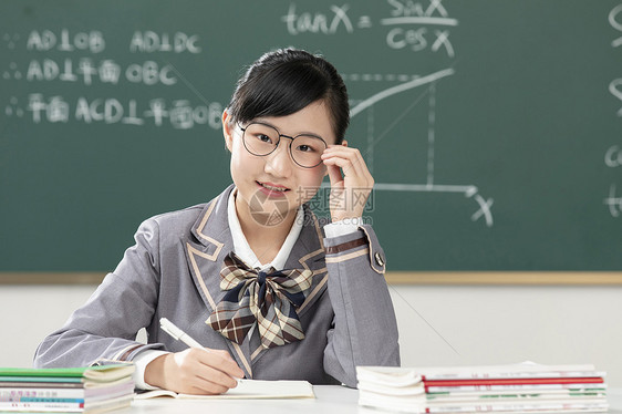 在课堂上学习的初中生女孩形象图片