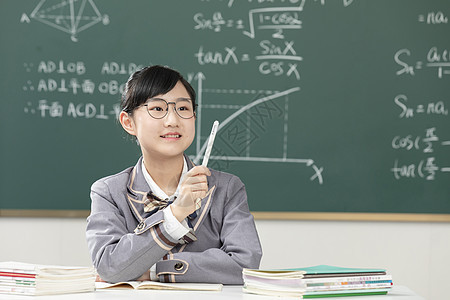 在课堂上学习的初中生女孩形象图片