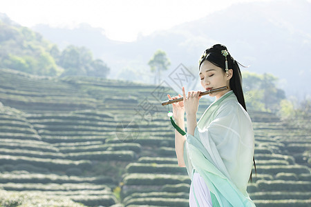 汉服古装美女吹竹笛高清图片