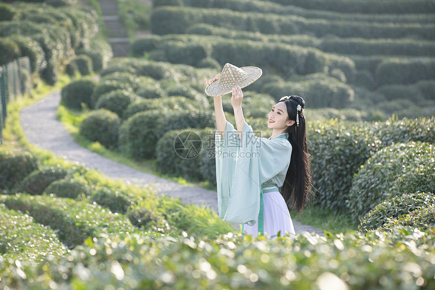 汉服古装美女拿斗笠跳舞图片