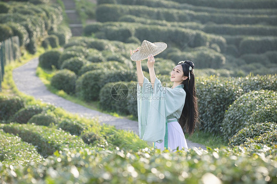 汉服古装美女拿斗笠跳舞图片