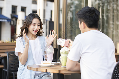 年轻男士给女友送礼物图片