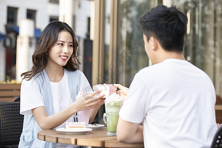 年轻男士给女友送礼物图片