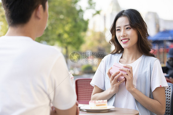 年轻男士给女友送礼物图片