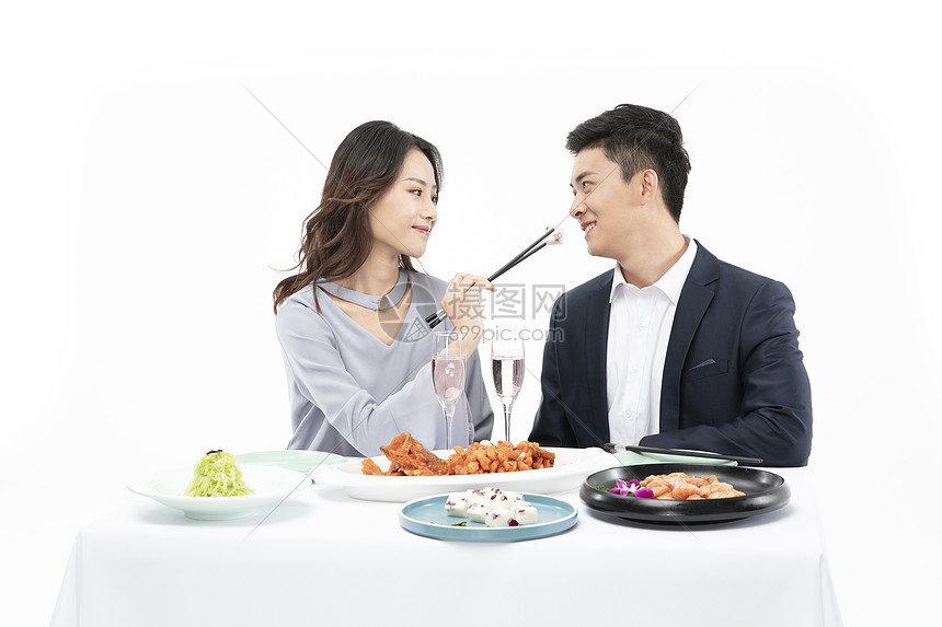 年轻情侣一起吃饭图片