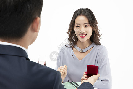 年轻男士送礼物给女友图片