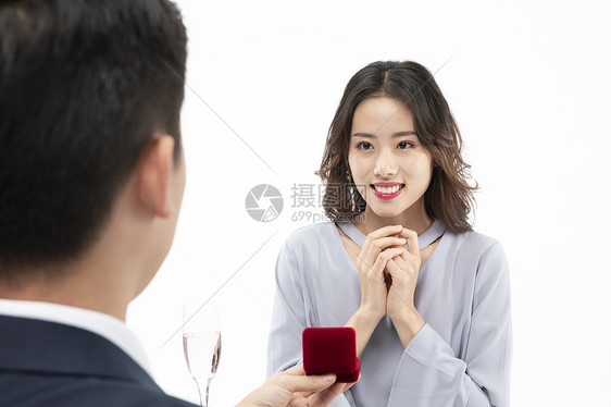 年轻男士送礼物给女友图片