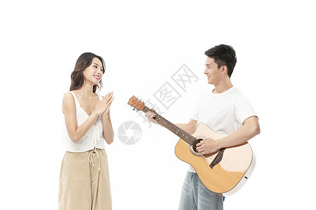 年轻男士给女友弹吉他图片