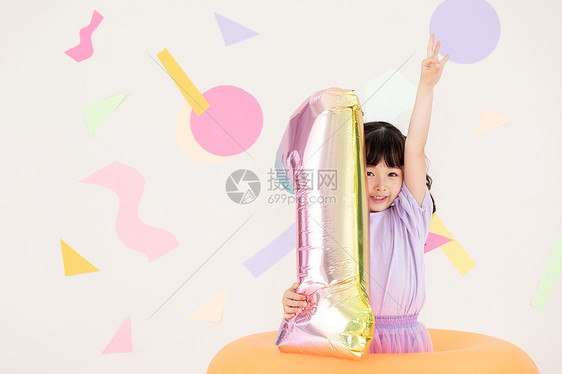 手拿气球藏在泳圈里的小女孩图片