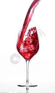 葡萄酒倒入红酒杯中的溅起酒花背景图片