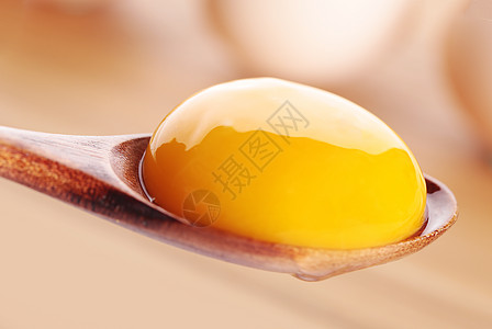 熟蛋黄盛在勺子上的鸡蛋黄背景