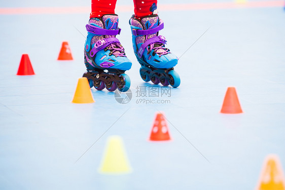 儿童轮滑鞋运动图片